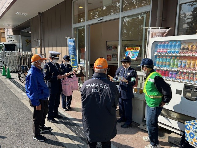 ライフ西田辺店前に集まったキャンペーン参加者