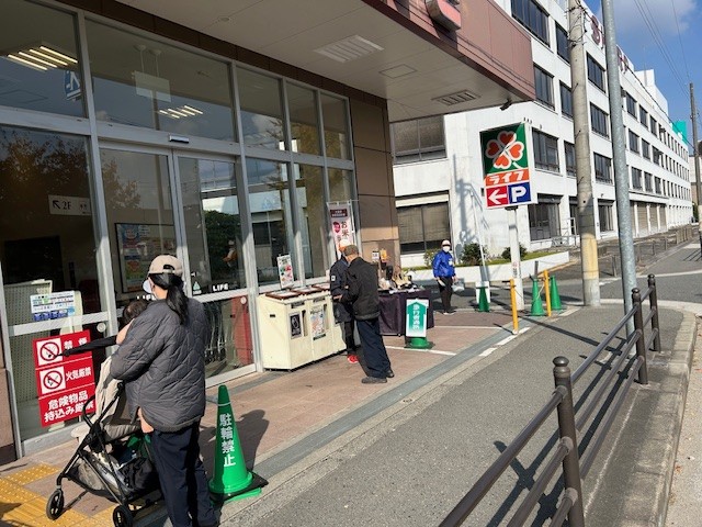 スーパー利用者に自転車の安全利用を呼びかける