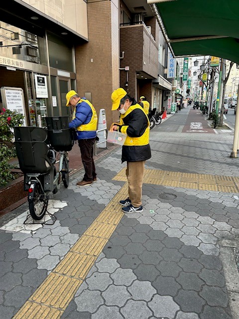 西田辺駅周辺の放置自転車に啓発札を取りつけるサイクルサポーター