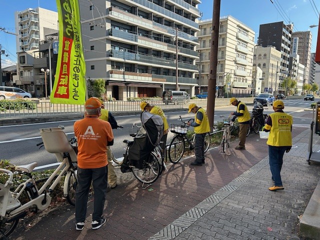 昭和町駅周辺の放置自転車に啓発札を取りつけるサイクルサポーター