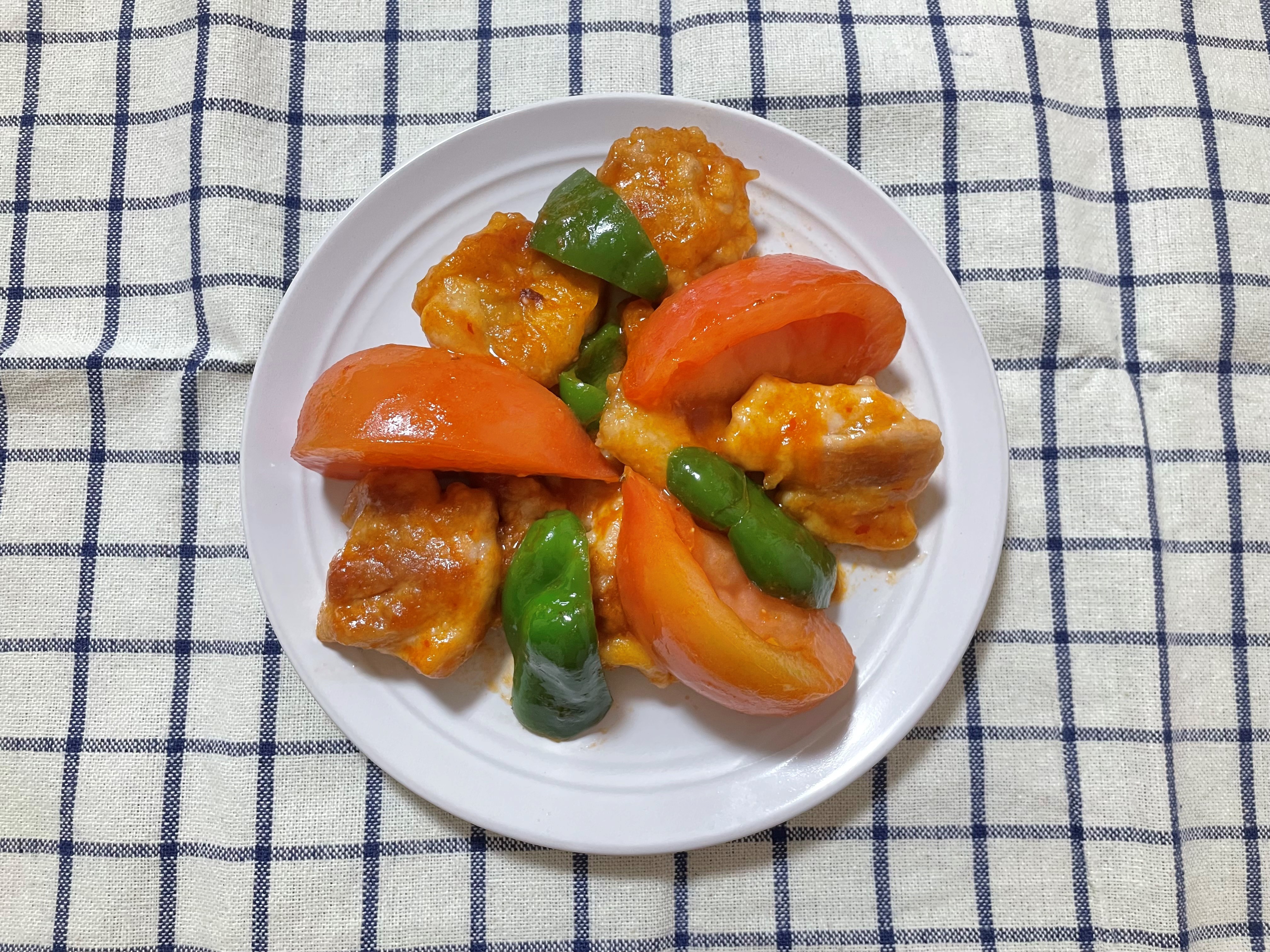 トマトとピーマンの鶏チリの写真