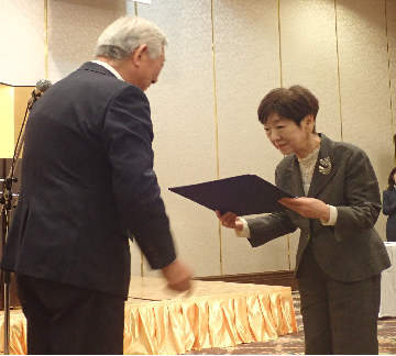 左から近畿行政相談委員連合協議会大草会長、黒田さんの写真です。