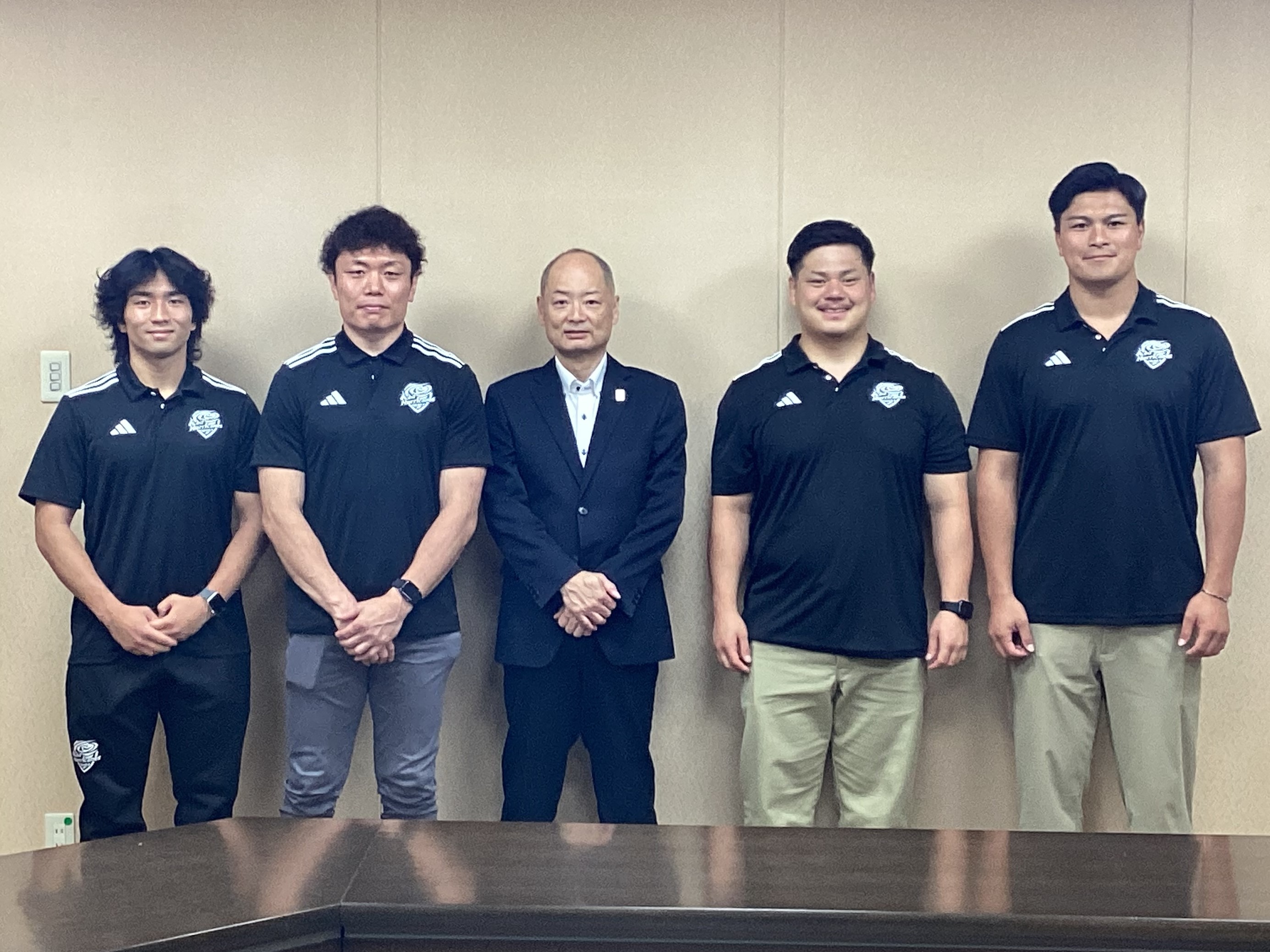 青柳区長、選手の集合写真