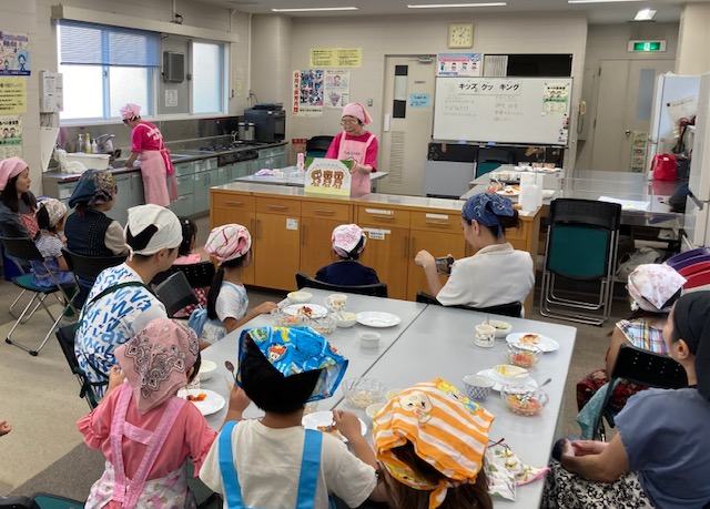 紙芝居を聞いている写真