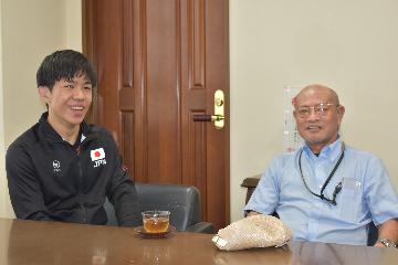 区長室で着席してお話している様子。坂下選手と阿倍野区身体障がい者団体協議会の梅本会長。