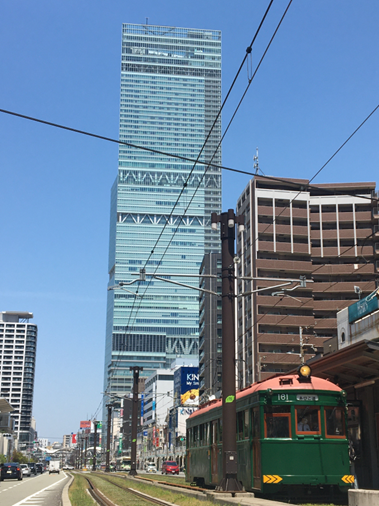 あべのハルカスとチンチン電車のある阿倍野筋の写真