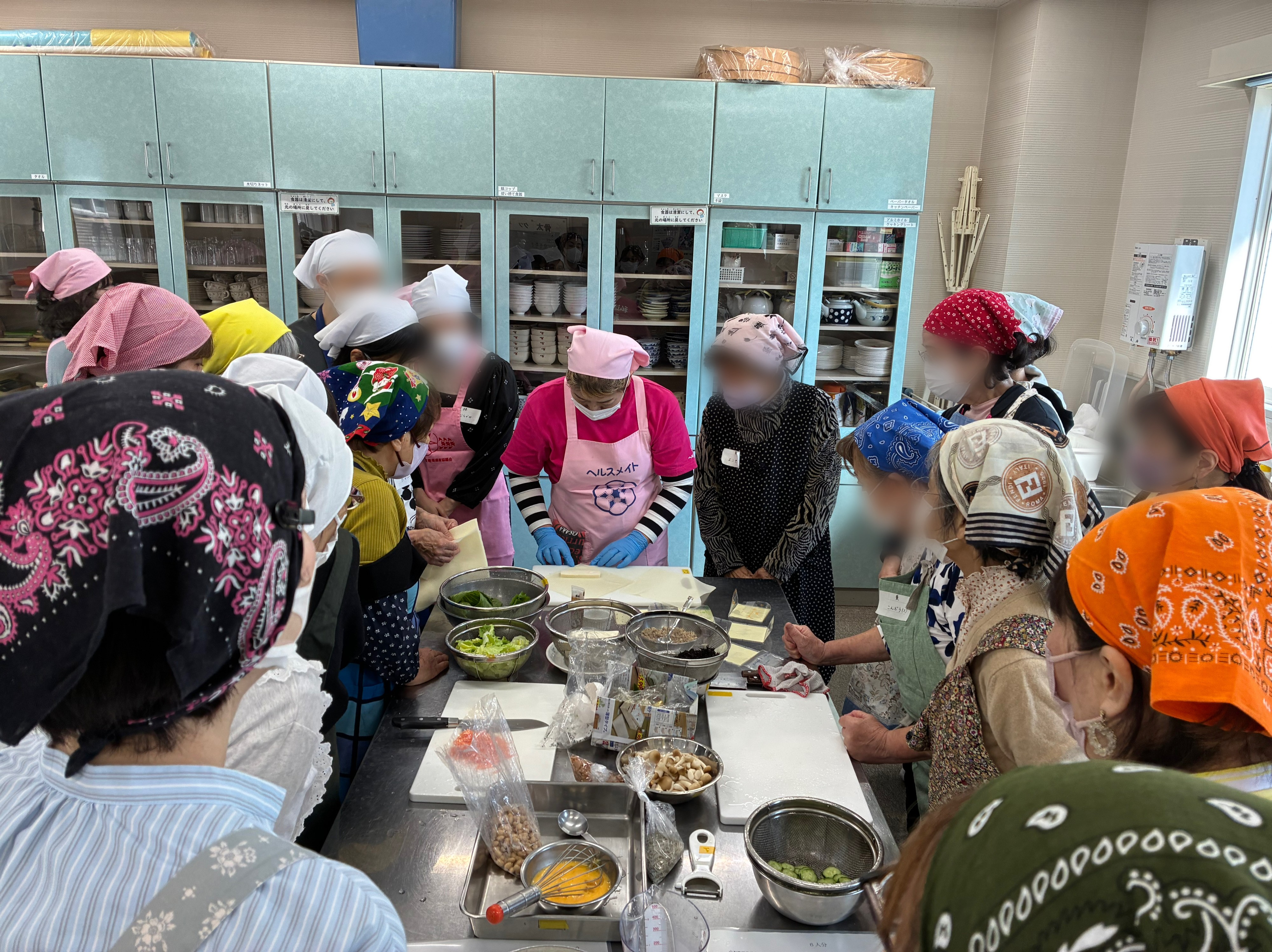 春巻きの包み方の説明を受けている写真