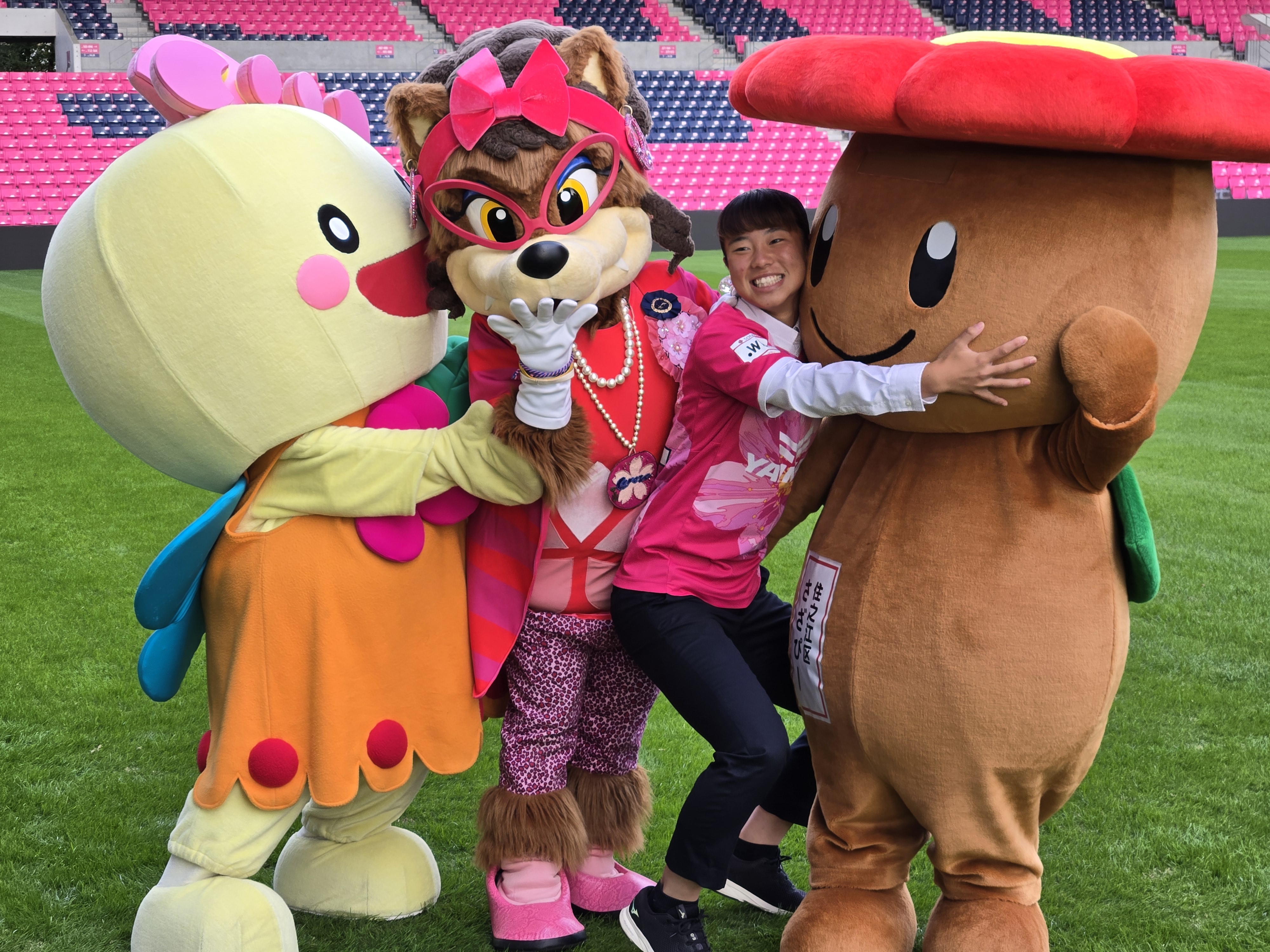 白垣うの選手とマスコットマスコットキャラクターの集合写真