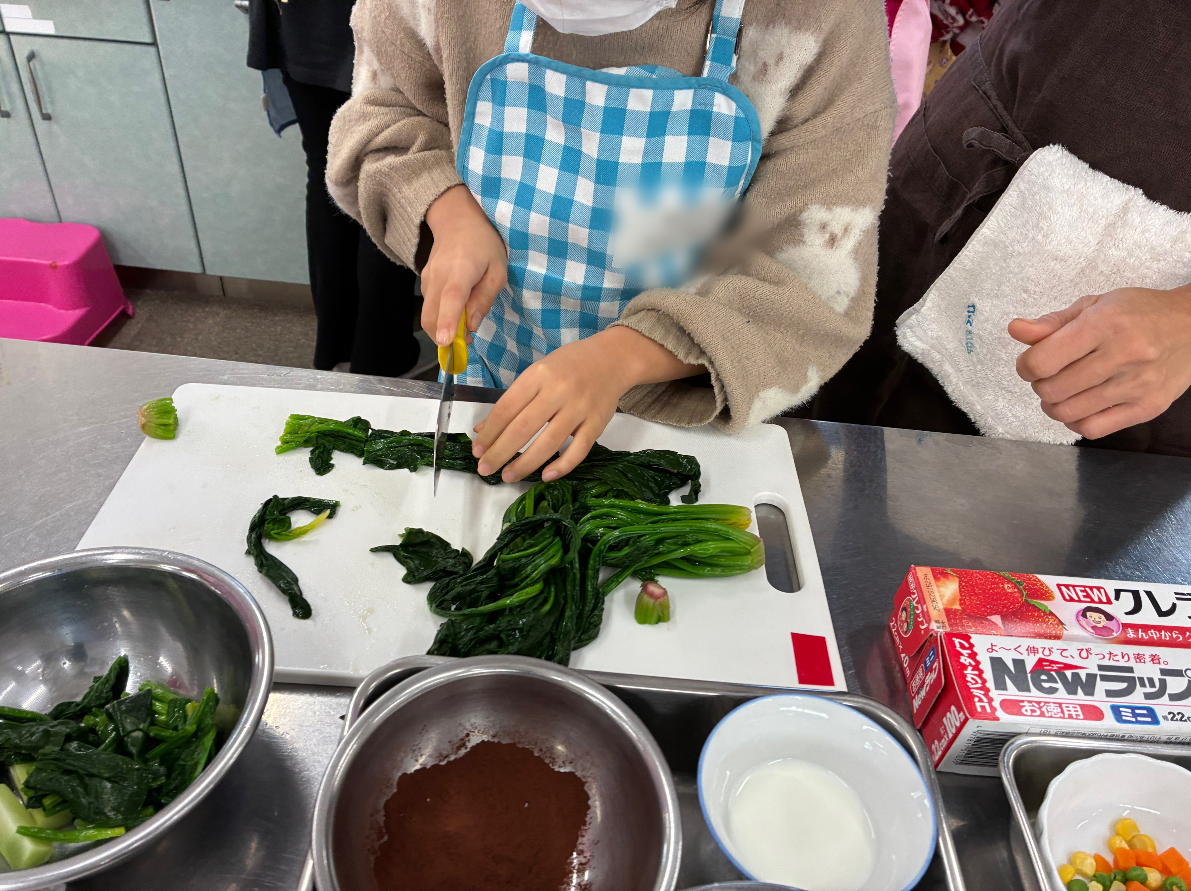 ほうれん草を切っている写真