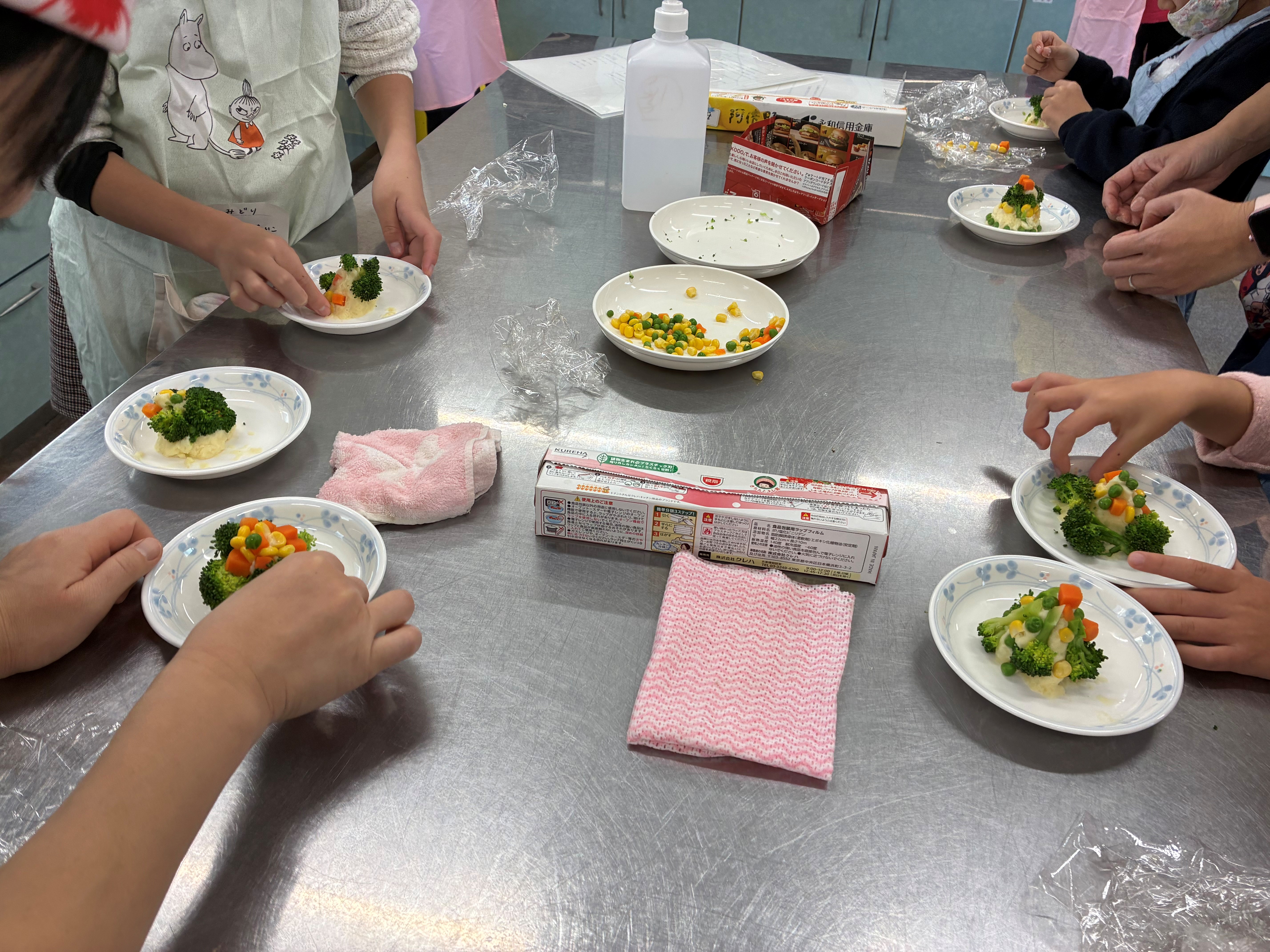 ツリーサラダを飾り付けている写真