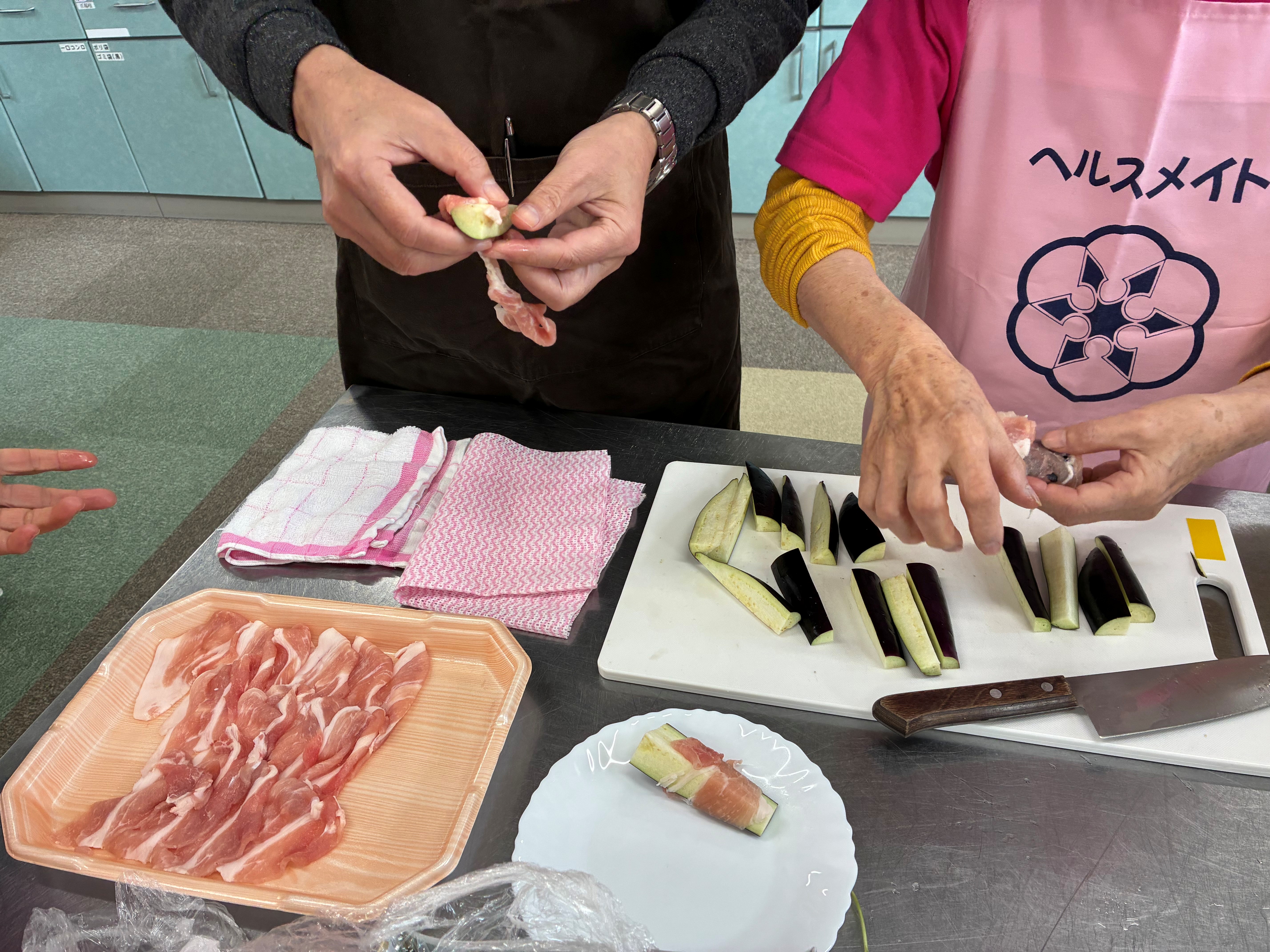 なすの肉巻きを調理する写真