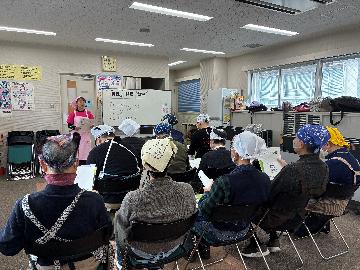 レシピの説明を受けている写真