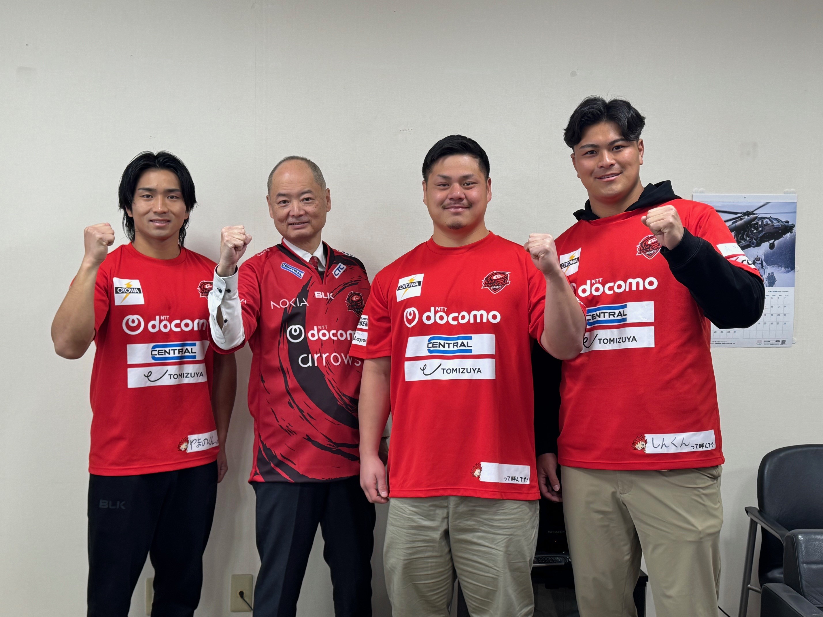 山内選手・青柳区長・島田選手・藤井選手が集まってポーズをとっている