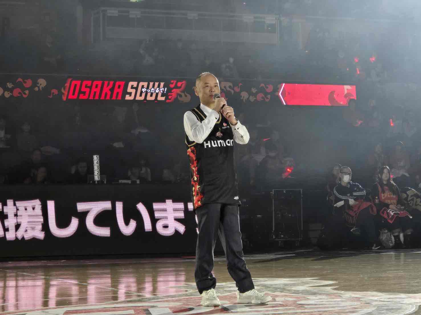 あおおきにアリーナ舞洲のコートにて青柳区長があいさつをしている様子