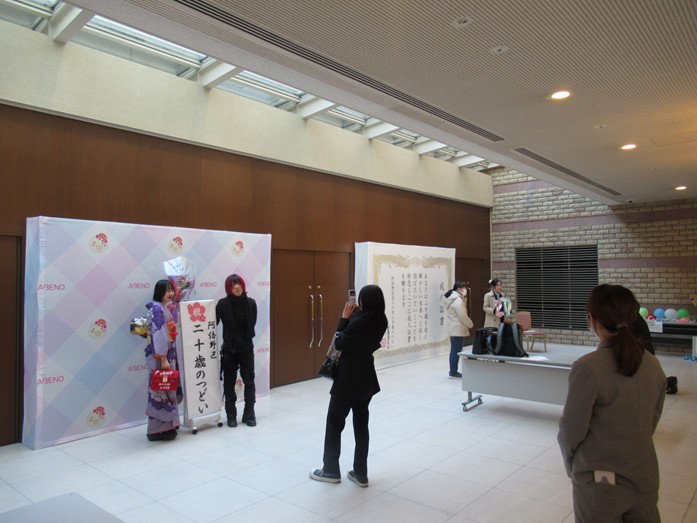 フォトスポットで新成人が写真撮影をしている様子