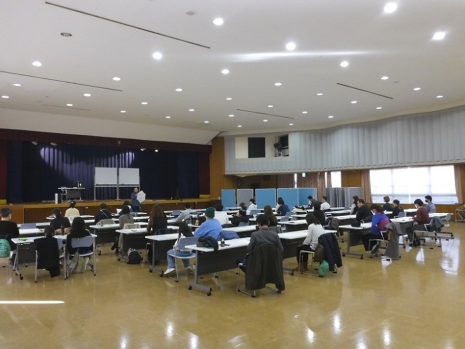 指導者が会議室でたこづくりの講習を受けている様子