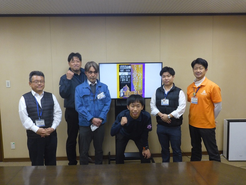 福井 希空さんと阿倍野区職員の集合写真