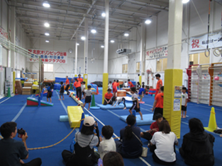 参加者が体操している写真