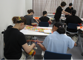 参加者が三味線を弾いている写真