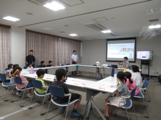 参加者が「アナウンサーのお仕事体験」講義を聞いている写真