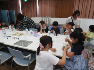 参加者がスライムづくりをしている写真