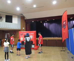 参加者がラグビー体験をしている写真