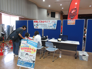 参加者が交通安全クイズをしている写真