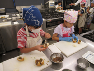 参加者がいなりずしの具を詰めている写真