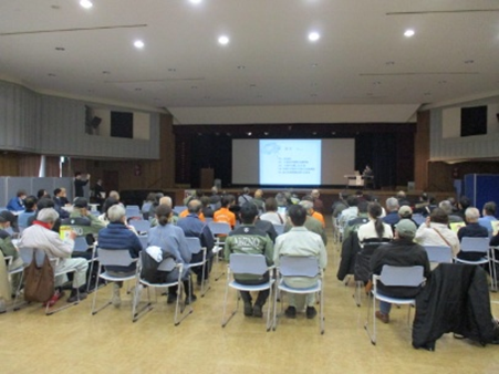 みんなが講演会を聞いている様子