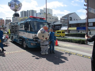 あべのんが警察のレスキュー車両と写真撮影している様子