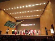 観覧者と発表者が一緒によさこいを踊る様子