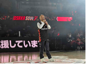 試合前にコートであいさつをする青柳区長
