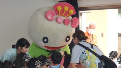 終了後あべのんとハイタッチして部屋に戻る園児たち