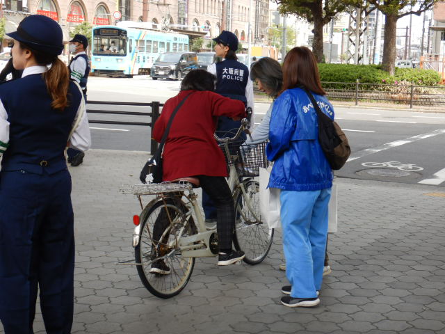 阿倍野交差点でおこなわれた自転車マナーアップ街頭キャンペーン