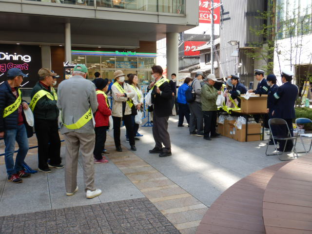 Hoop前広場に集まった参加者が交通安全のタスキを受けとる