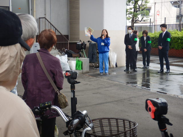 キャンペーン参加者に注意喚起する区役所職員