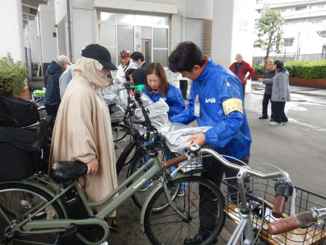 キャンペーン参加者の自転車前かごにひったくり防止カバーを取りつける