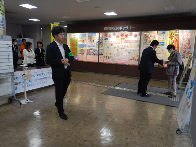 啓発には阿倍野警察署も参加し来庁者に注意喚起する