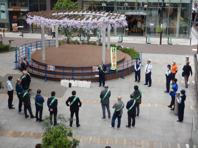 Hoop前広場でおこなわれた交通安全協会役員による街頭キャンペーン