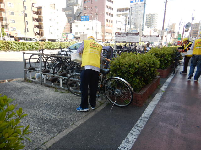 昭和町駅周辺の駐輪場周辺にも自転車が放置されサイクルサポーターが啓発札を取りつける