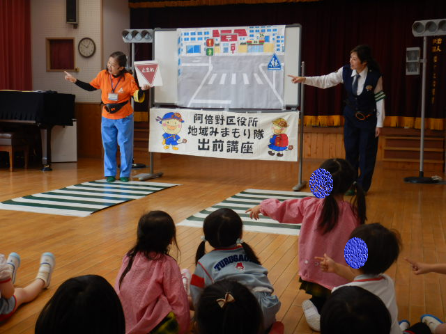 止まれの標識を園児に説明し右左右を確認する練習
