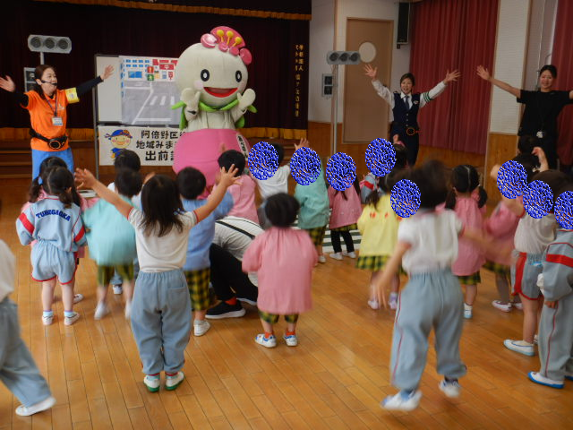 交通安全ストップ体操をあべのんと一緒にする園児たち