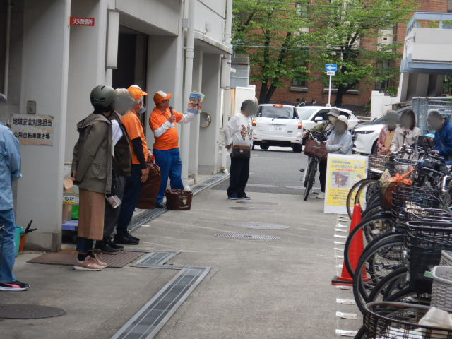 キャンペーン参加者に特殊詐欺や自転車に関する改正道路交通法について注意喚起する