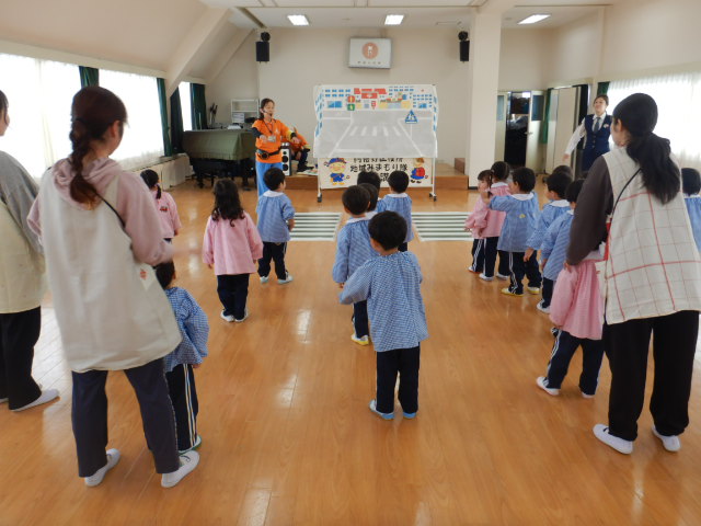交通安全ストップ体操をする3歳児