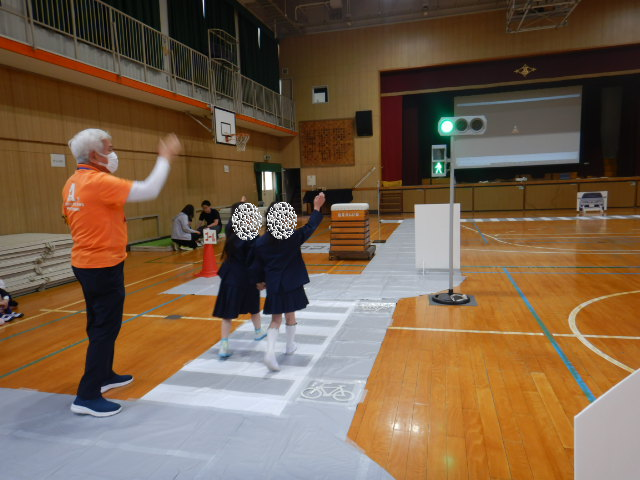 1年生は二人一組で横断歩道を安全にわたる練習