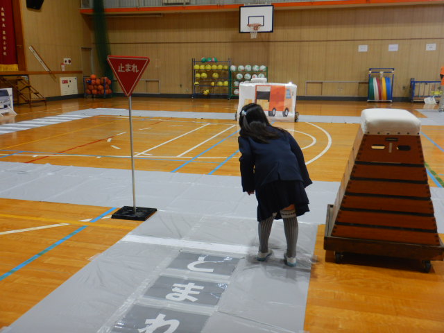 止まれの標識で左右を確認する児童