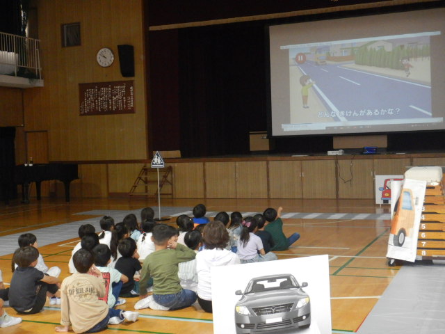 スクリーンにDVD映像を映写して交通ルールを学ぶ