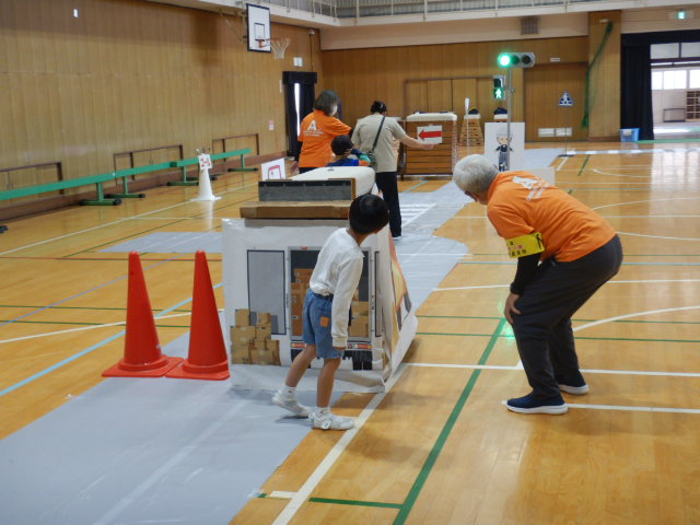 歩道上の障害物を避けて安全に歩く練習