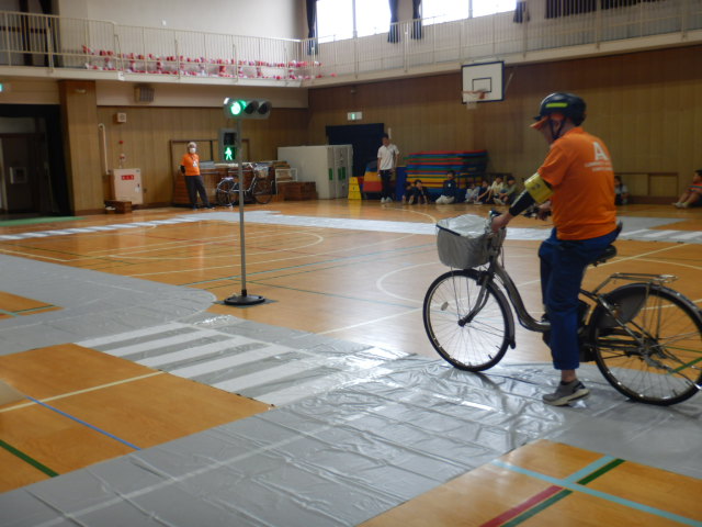 区役所職員が模擬道路で自転車の安全な走り方を実演