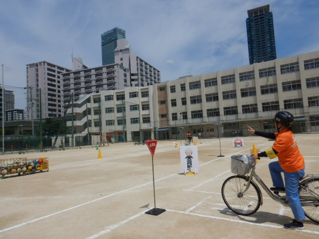 安全な自転車走行の見本を見せる区役所職員